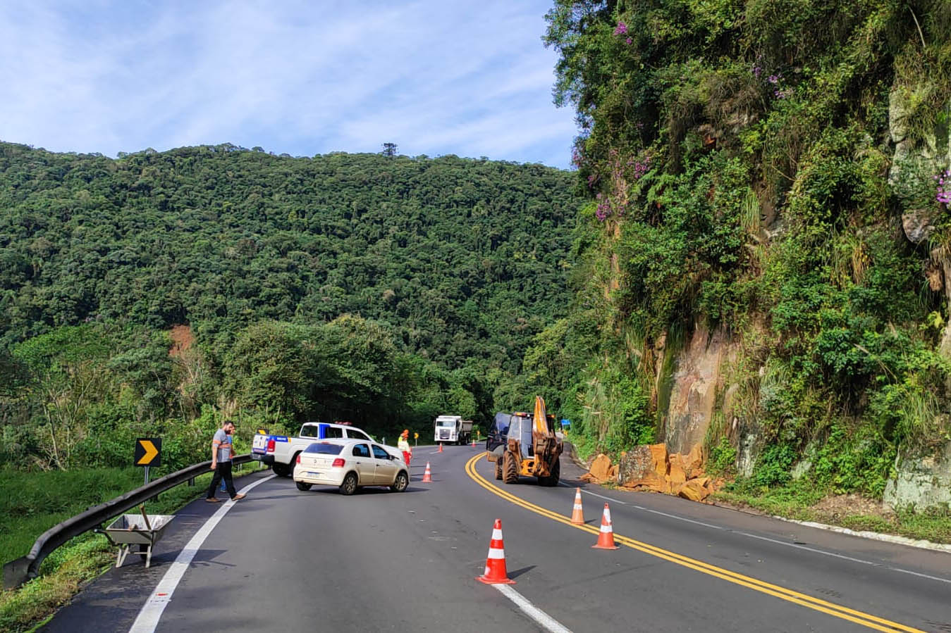 Com bloqueio da BR-277 em Prudentópolis, PR-364 está recebendo tráfego da via federal