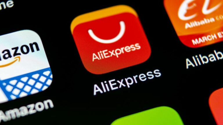 Sankt-Petersburg, Russia, May 10, 2018: Aliexpress application icon on Apple iPhone X smartphone screen close-up. Aliexpress app icon. Aliexpress.com is popular e-commerce application. Social media icon (Sankt-Petersburg, Russia, May 10, 2018: Aliexpr