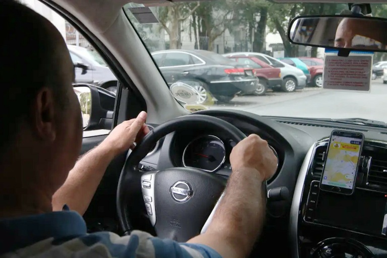 Motoristas de aplicativos poderão ter direitos já assegurados ao serviço de táxi