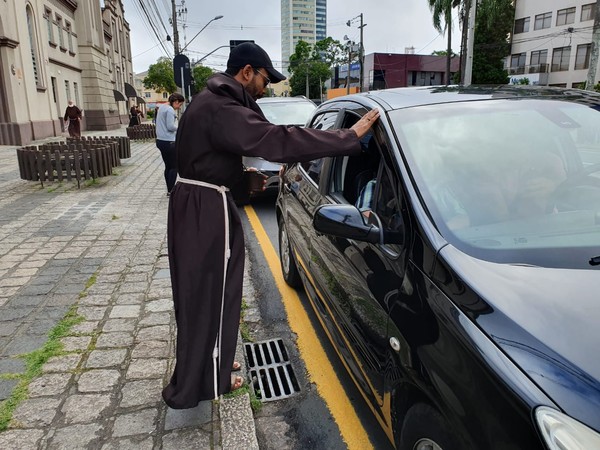 Capuchinhos começam a dar benção aos carros, em Curitiba