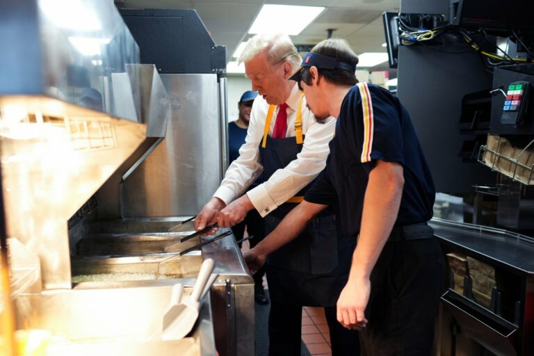 Vídeo: Trump frita batatas no McDonald’s