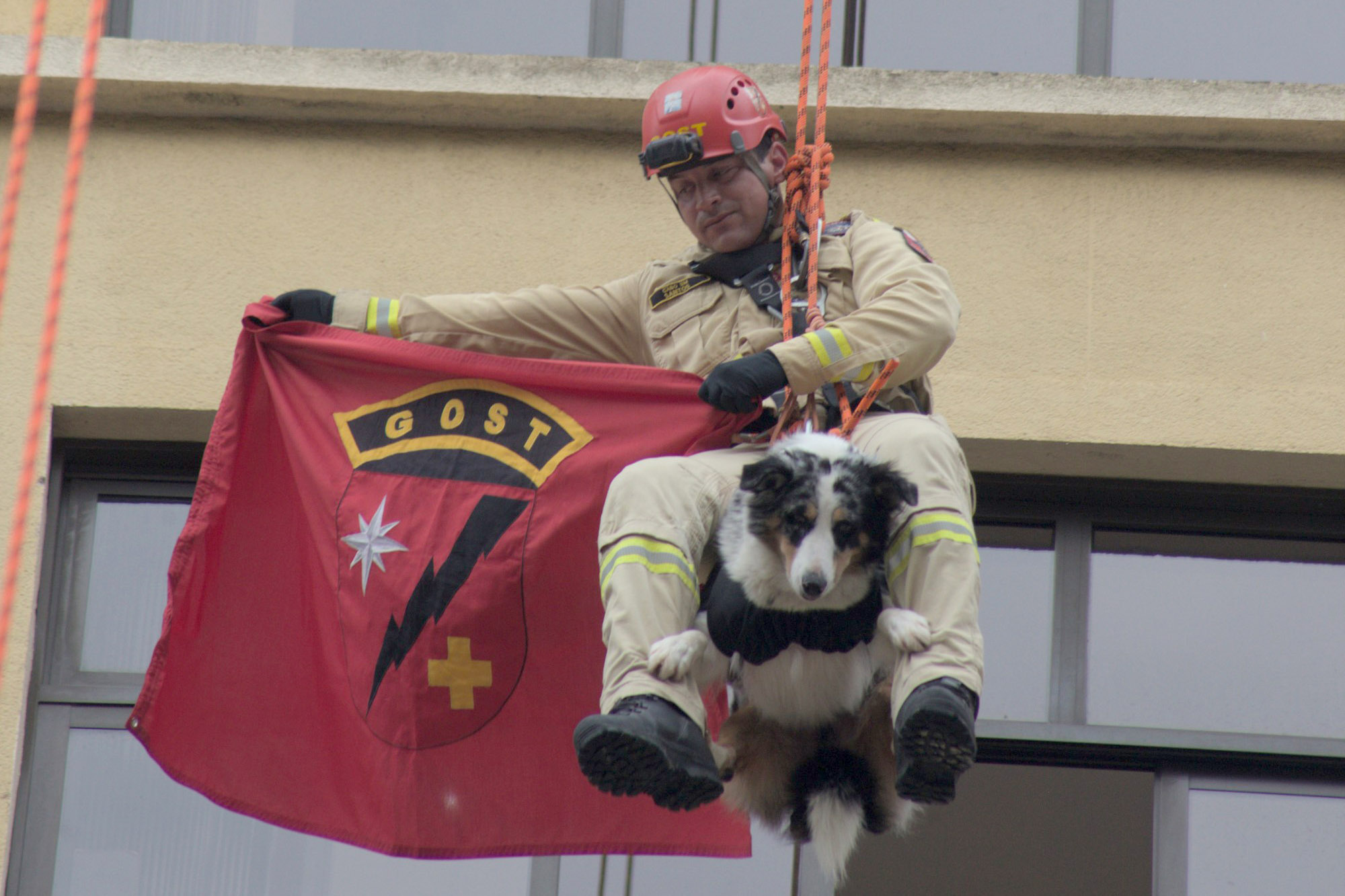 Bombeiros realizam “resgate show” no centro de Curitiba