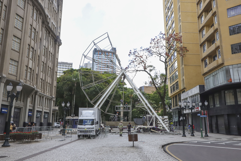 Natal: Roda-gigante começa a ser montada na Rua XV